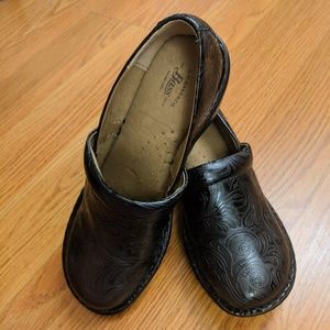 Bass Sheena Clogs Black Like New Size 7